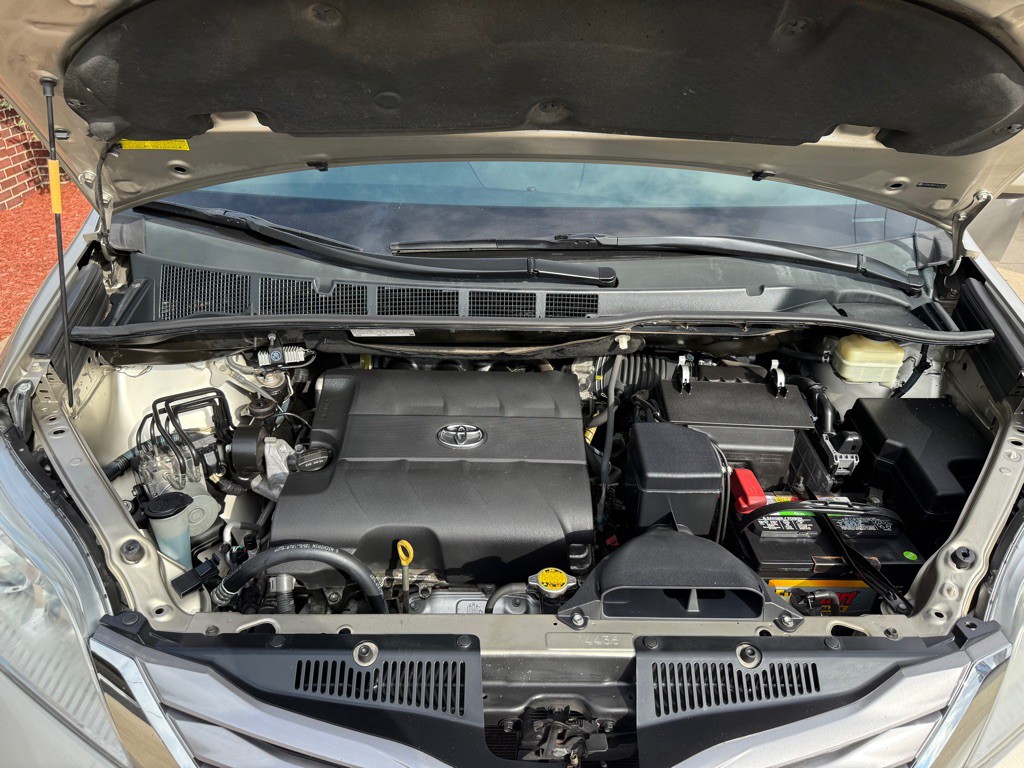 2015 Toyota Sienna Image 27
