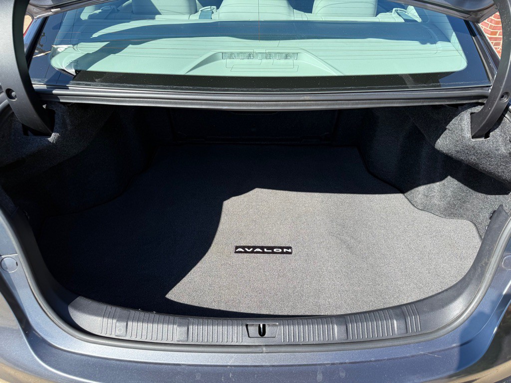 2016 Toyota Avalon Image 18