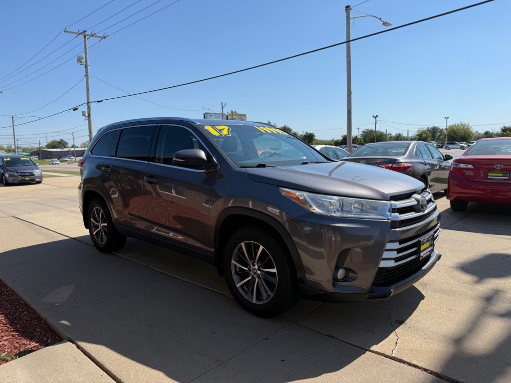 2017 Toyota Highlander Image 1