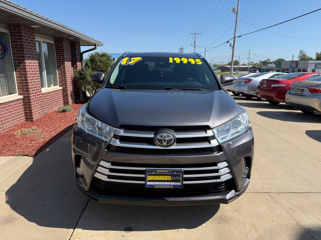 2017 Toyota Highlander Image 2