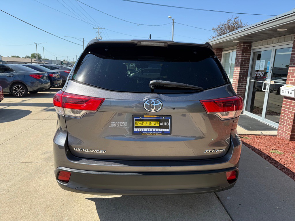 2017 Toyota Highlander Image 6