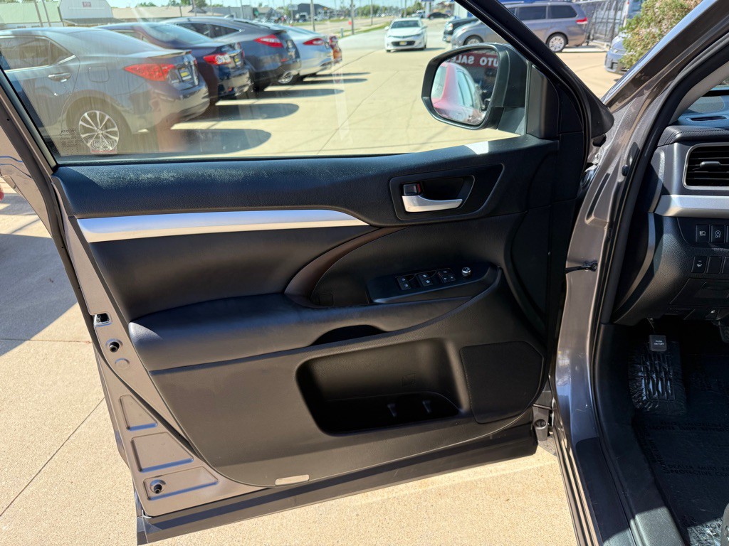 2017 Toyota Highlander Image 8