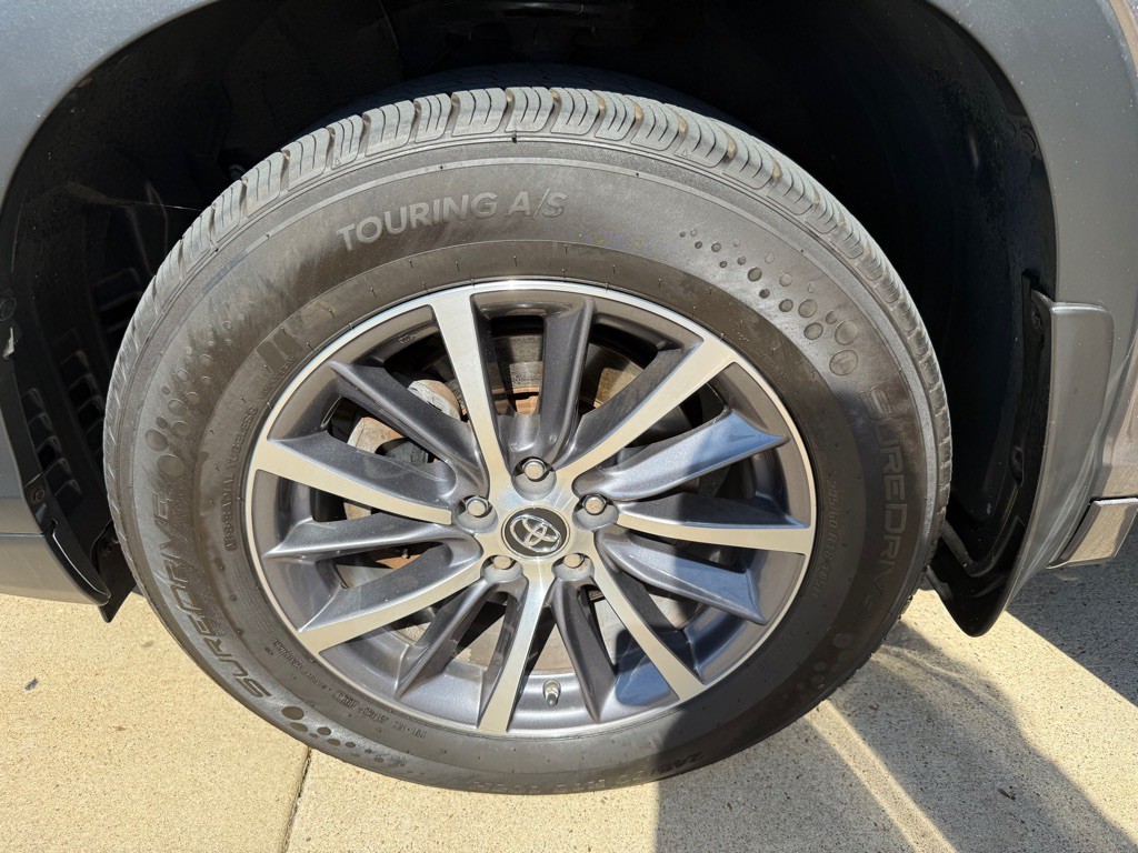 2017 Toyota Highlander Image 26