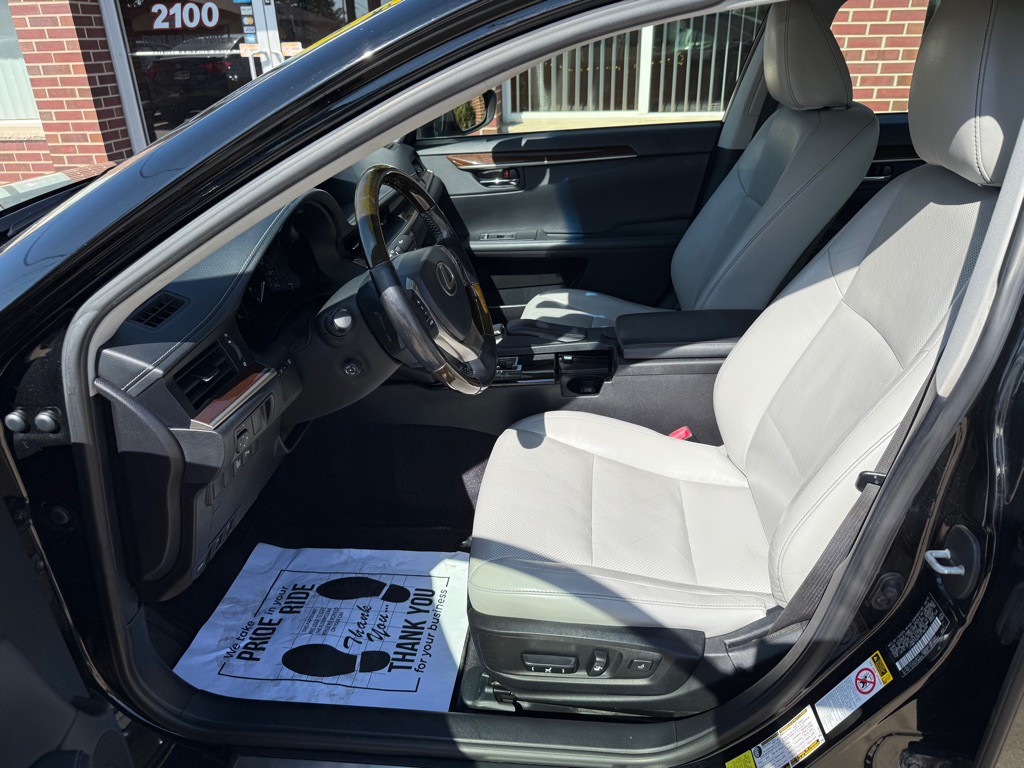 2015 Lexus ES Image 9