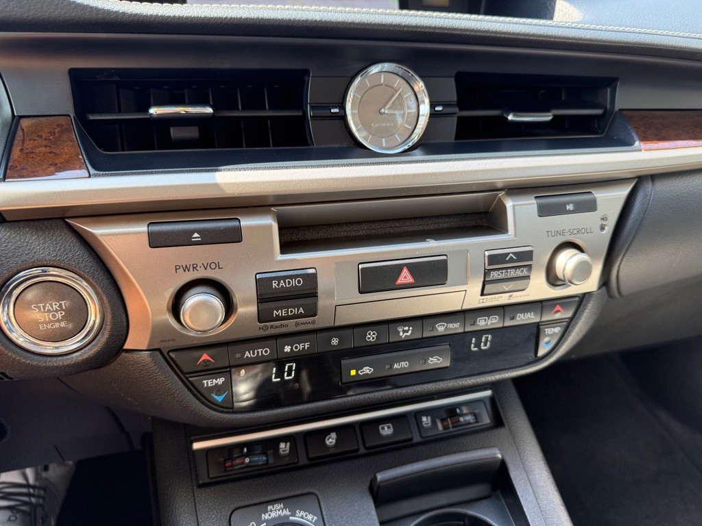 2015 Lexus ES Image 14