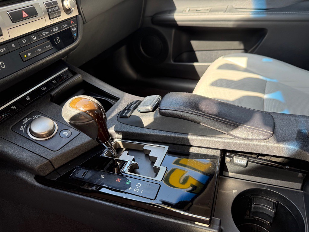 2015 Lexus ES Image 15