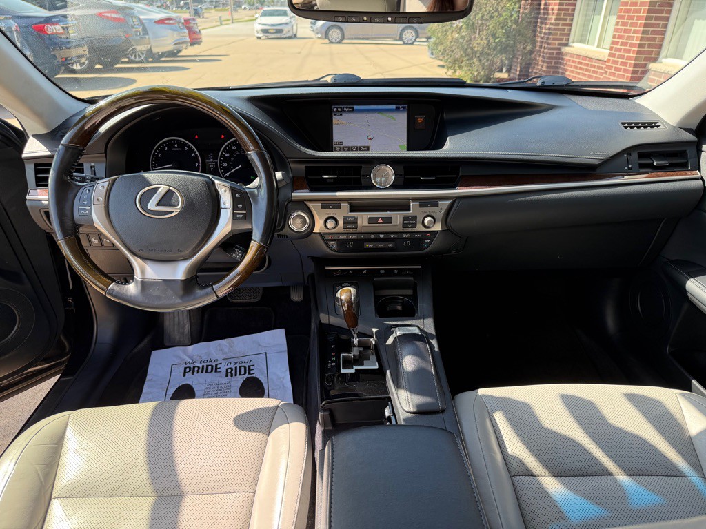 2015 Lexus ES Image 20