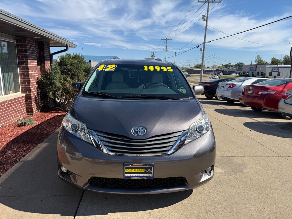 2012 Toyota Sienna Image 2