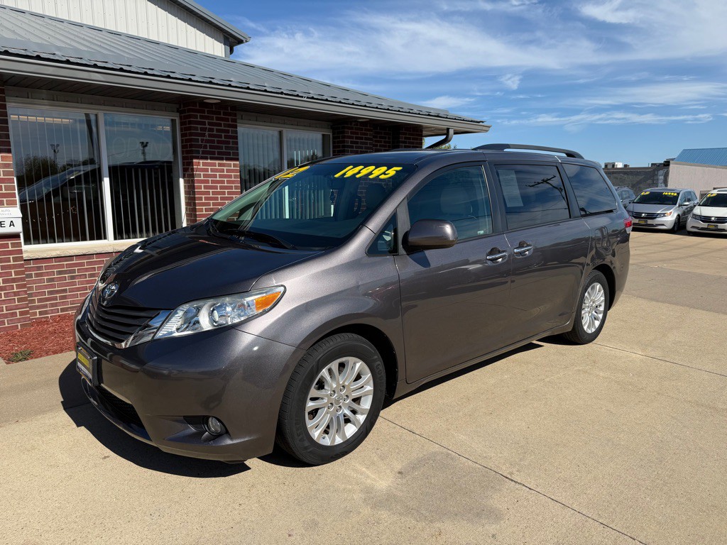 2012 Toyota Sienna Image 3