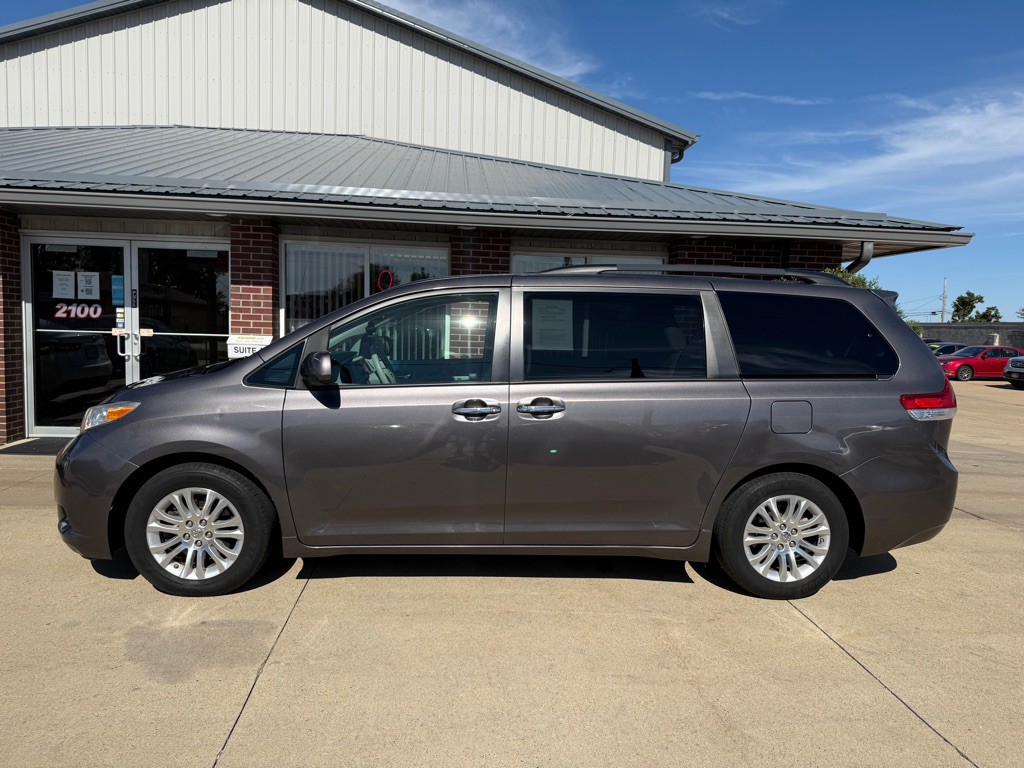 2012 Toyota Sienna Image 4