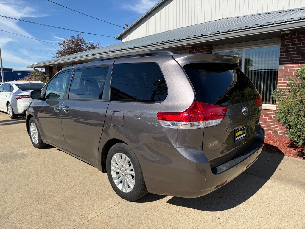 2012 Toyota Sienna Image 5