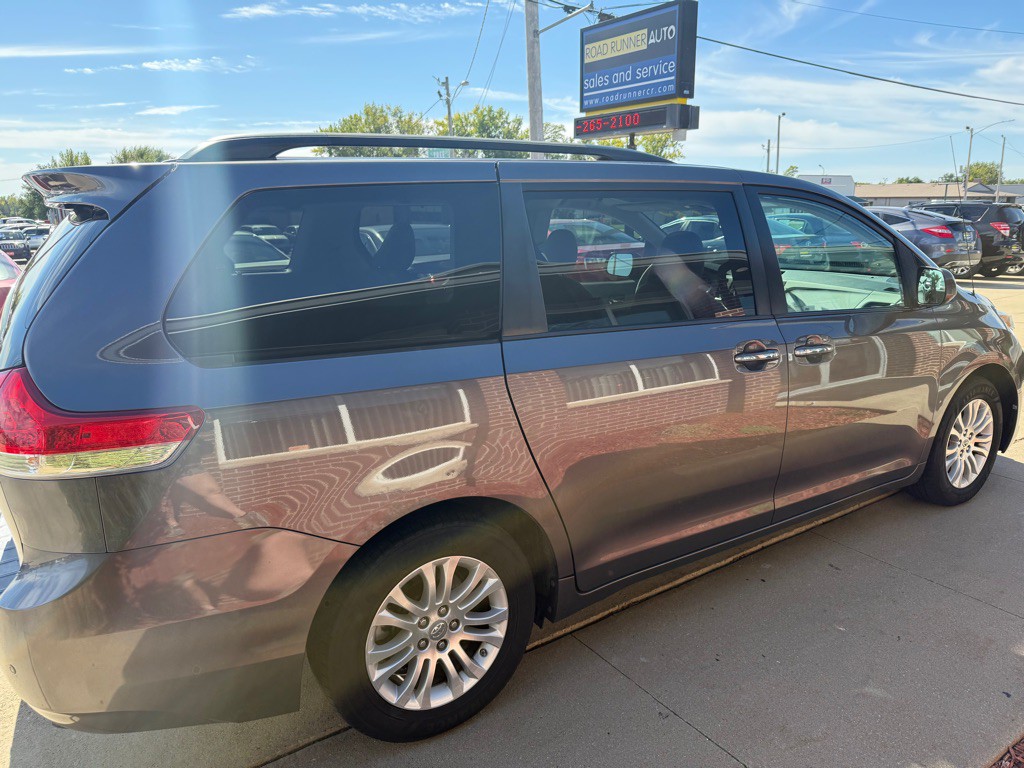 2012 Toyota Sienna Image 7