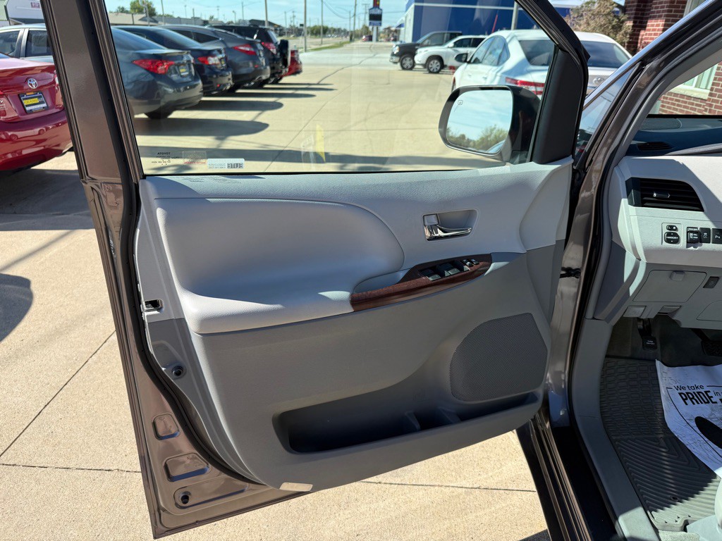 2012 Toyota Sienna Image 8