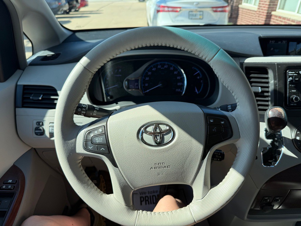 2012 Toyota Sienna Image 10