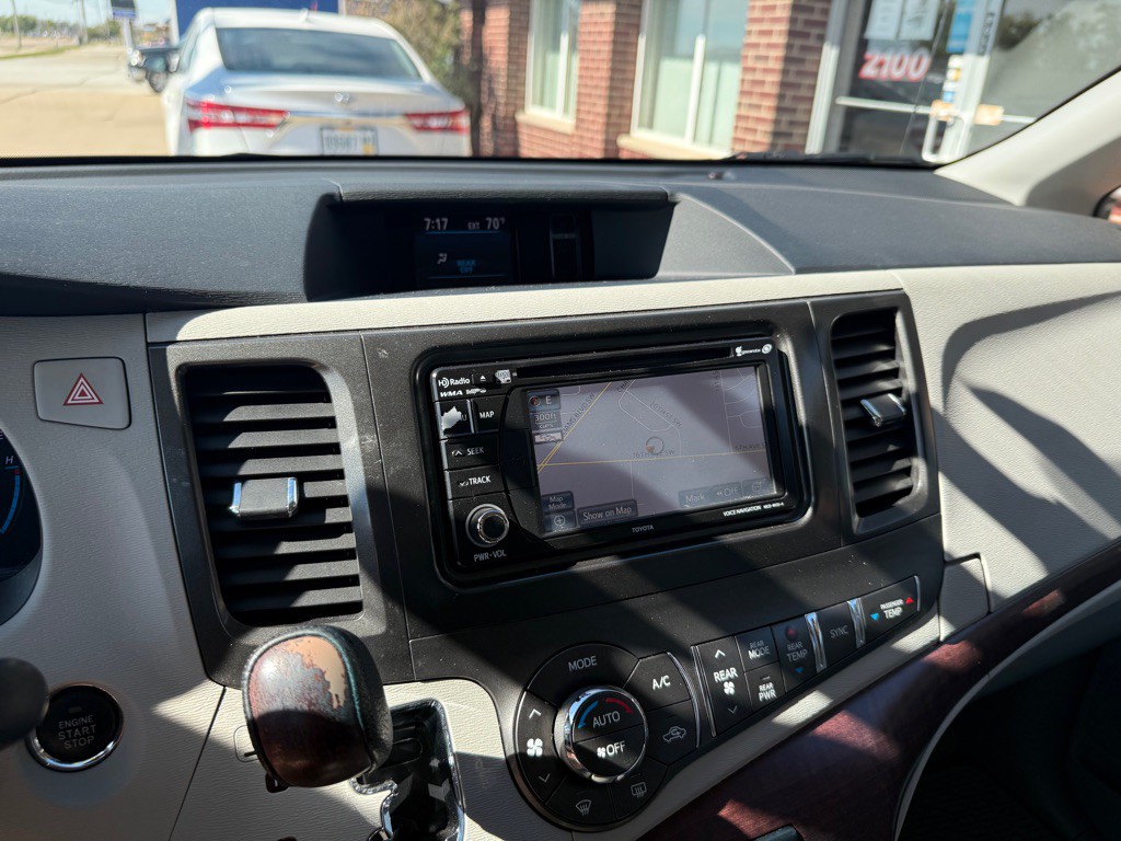 2012 Toyota Sienna Image 12