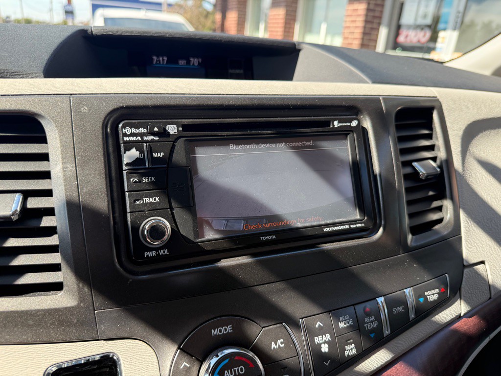 2012 Toyota Sienna Image 13