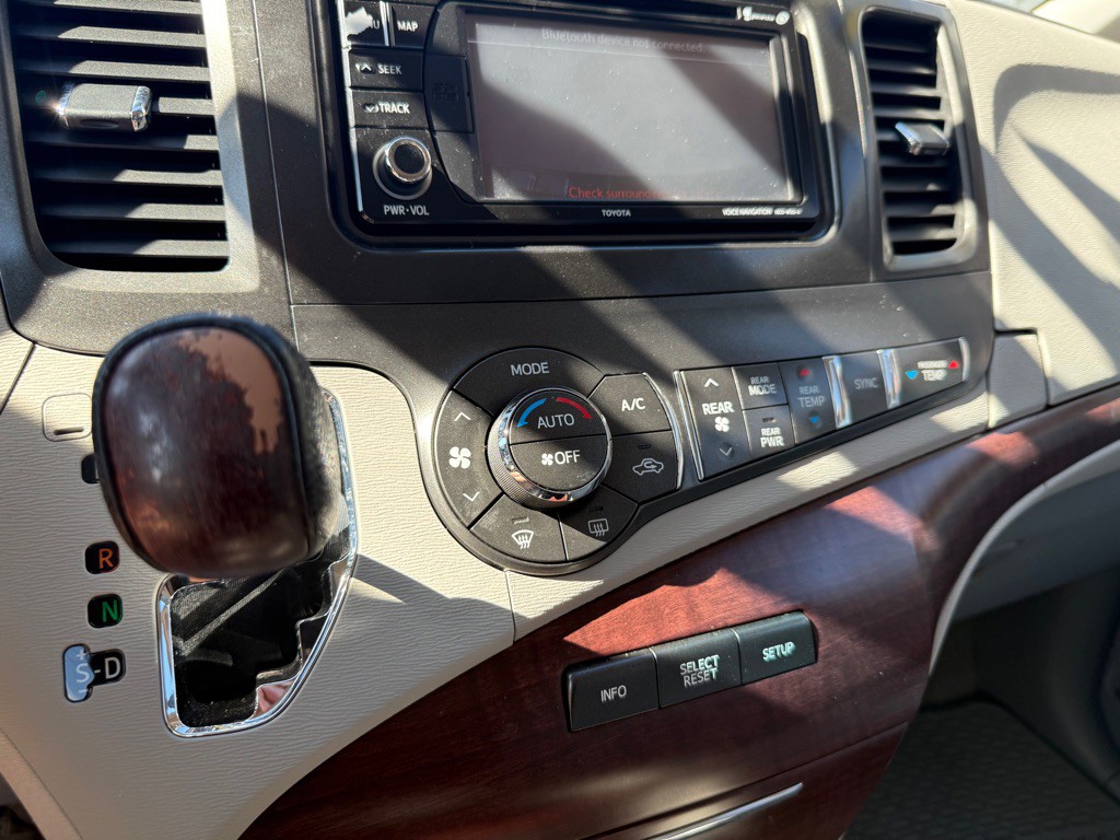 2012 Toyota Sienna Image 14