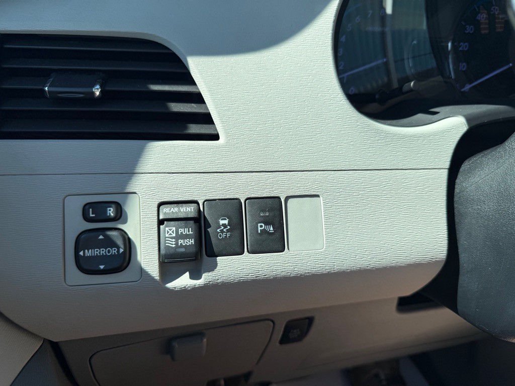 2012 Toyota Sienna Image 17