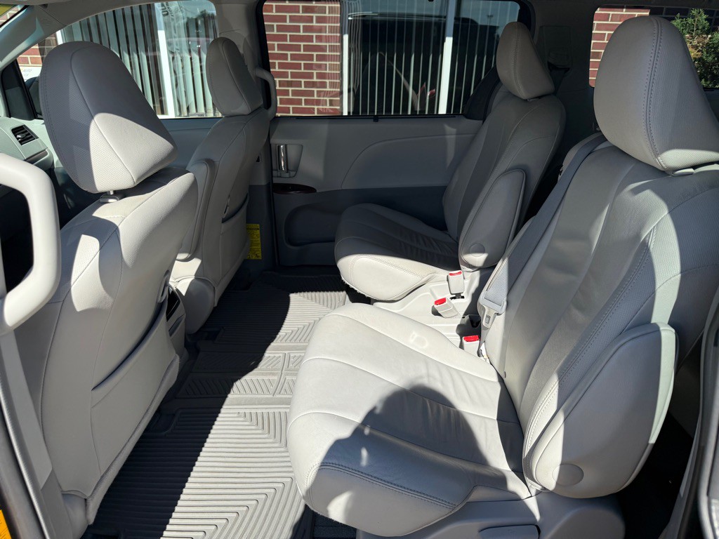 2012 Toyota Sienna Image 21