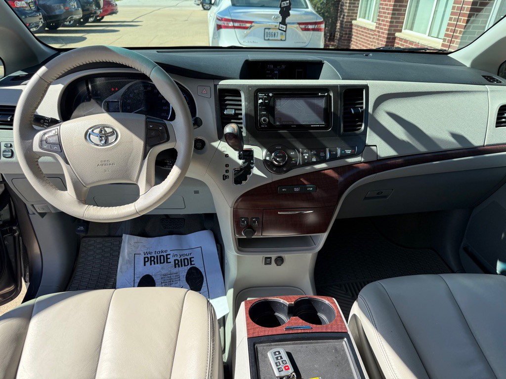 2012 Toyota Sienna Image 22
