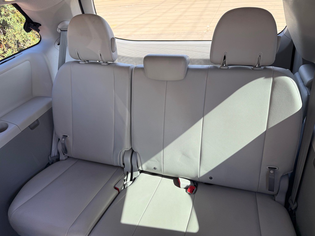 2012 Toyota Sienna Image 23