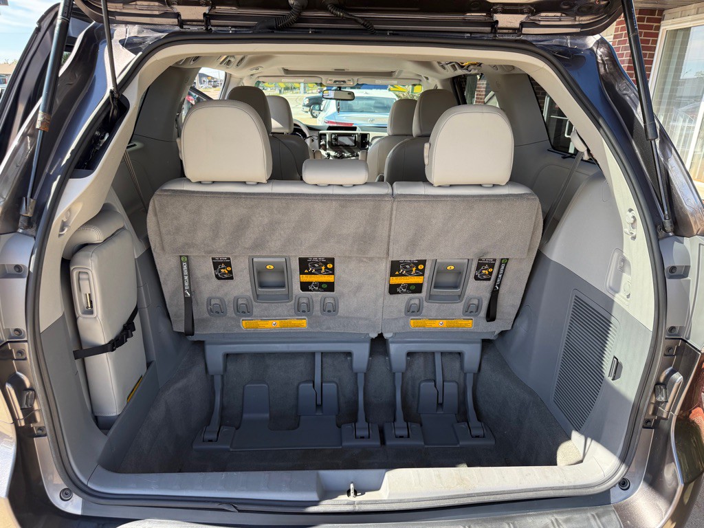 2012 Toyota Sienna Image 24