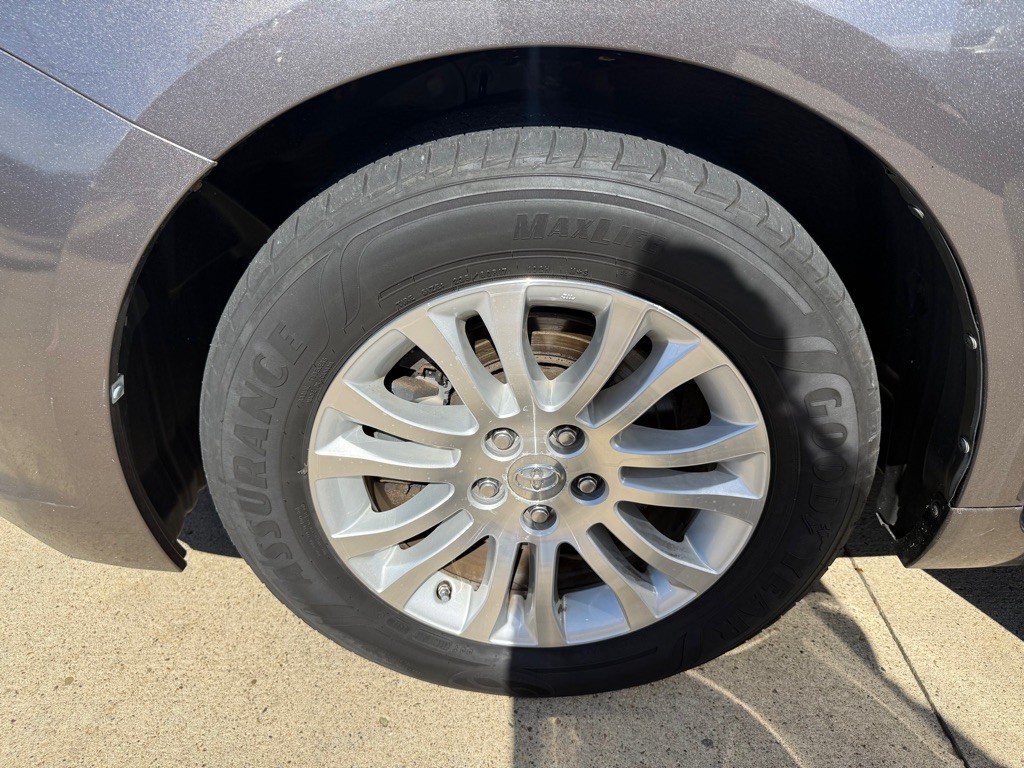 2012 Toyota Sienna Image 26