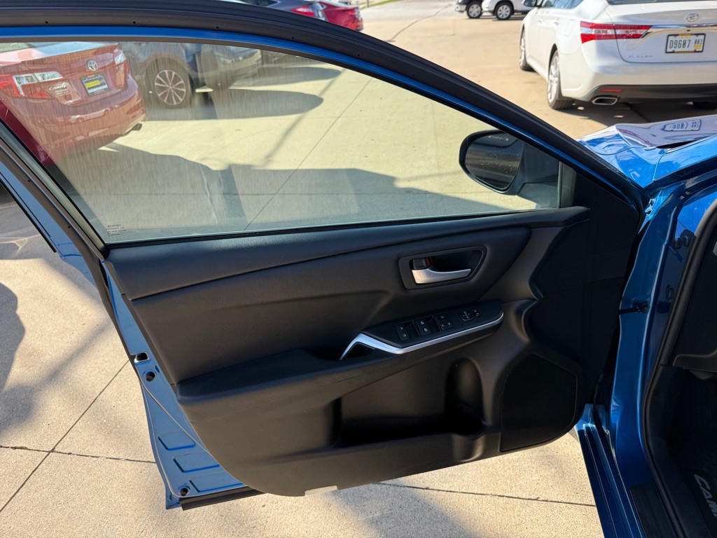 2017 Toyota Camry Image 8