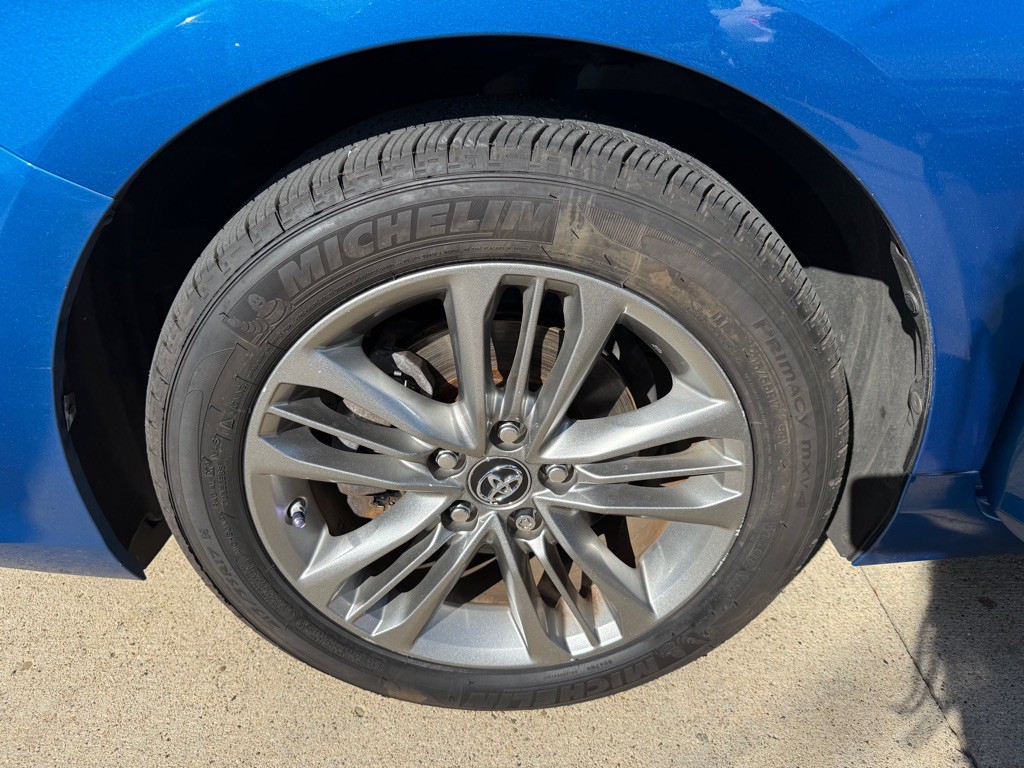 2017 Toyota Camry Image 19