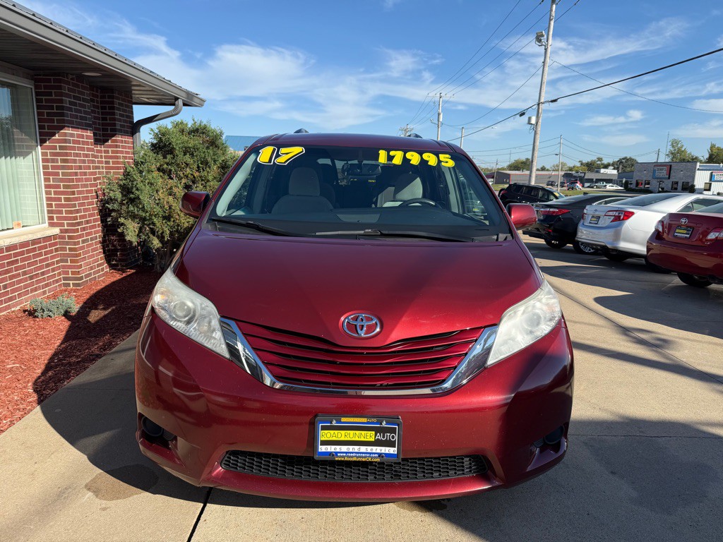2017 Toyota Sienna Image 2