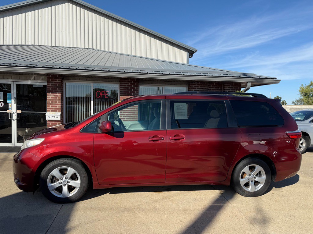 2017 Toyota Sienna Image 4