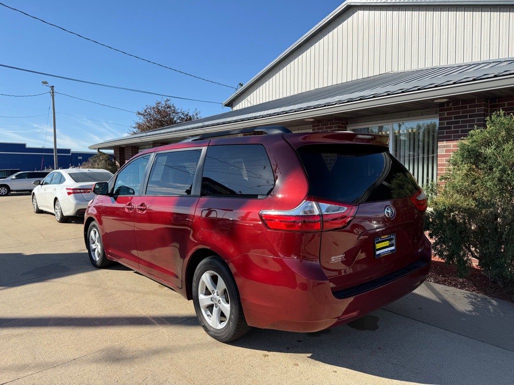 2017 Toyota Sienna Image 5