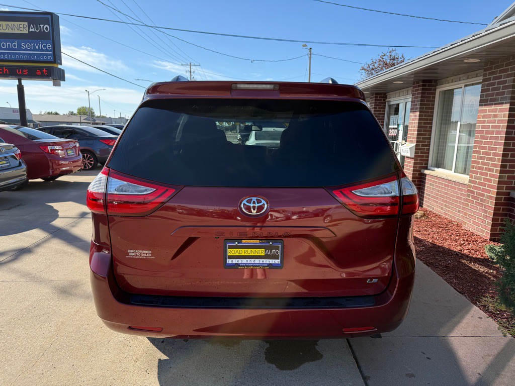2017 Toyota Sienna Image 6