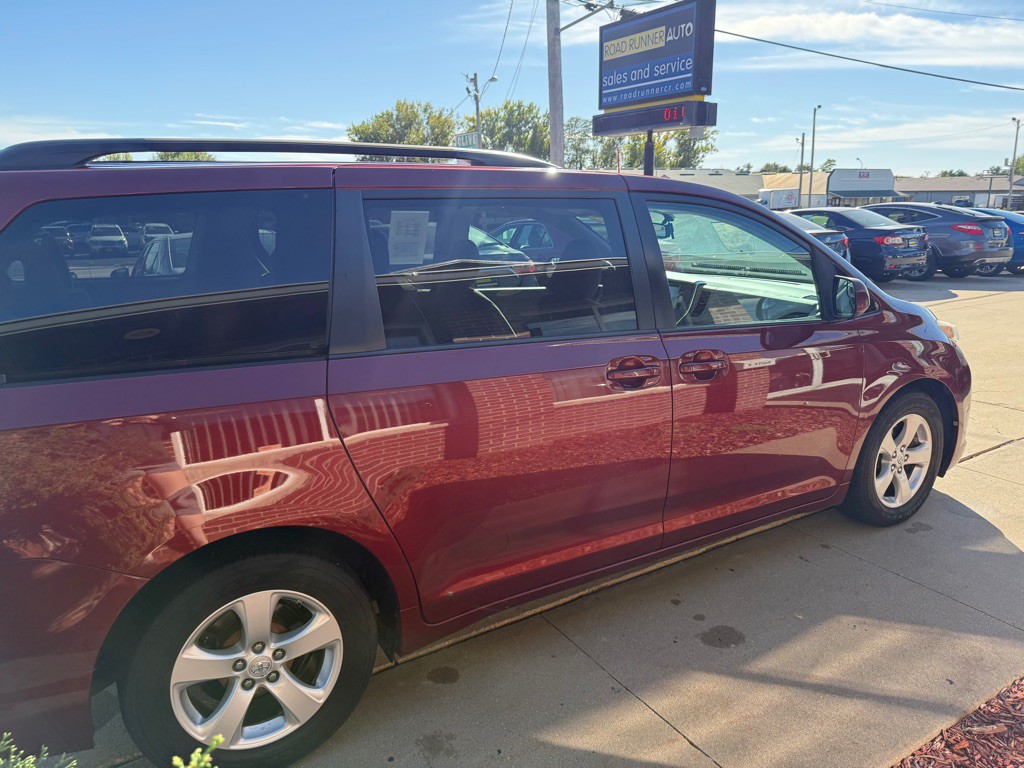 2017 Toyota Sienna Image 7