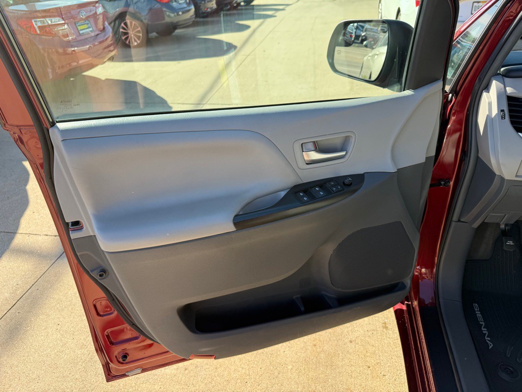 2017 Toyota Sienna Image 8