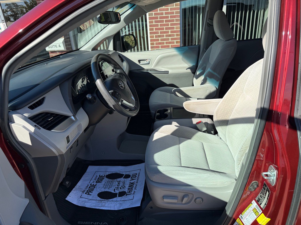 2017 Toyota Sienna Image 9