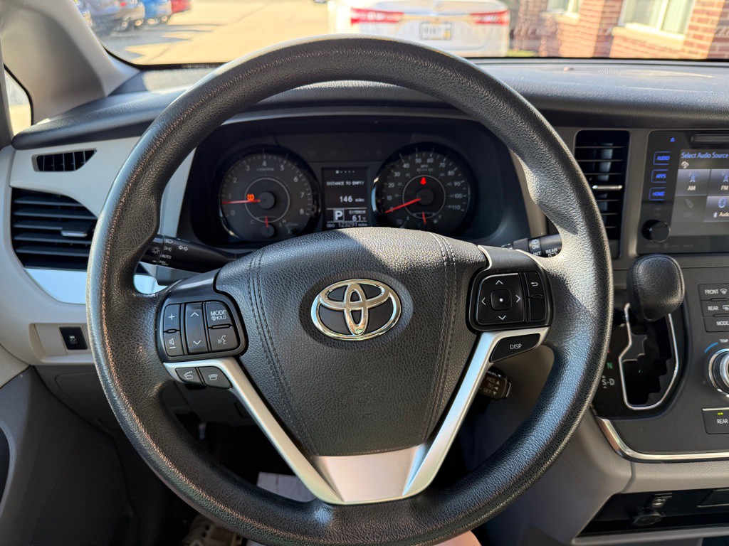 2017 Toyota Sienna Image 10