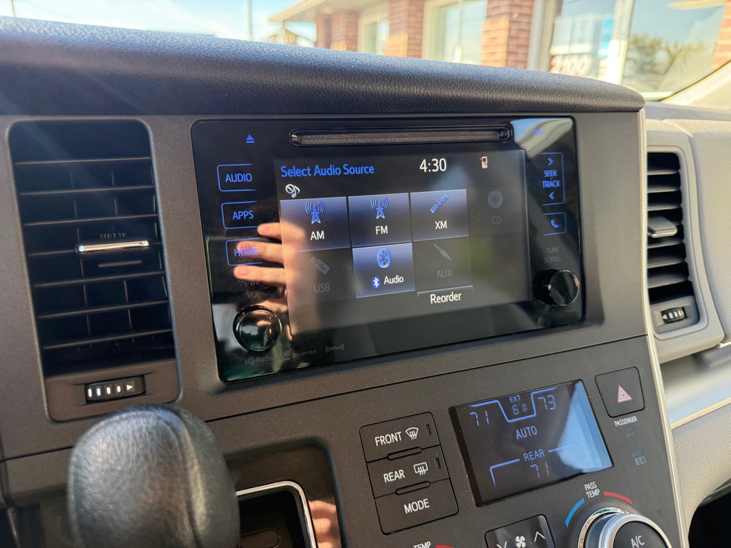 2017 Toyota Sienna Image 12