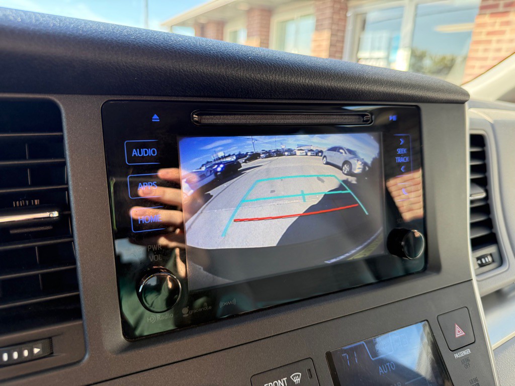 2017 Toyota Sienna Image 13