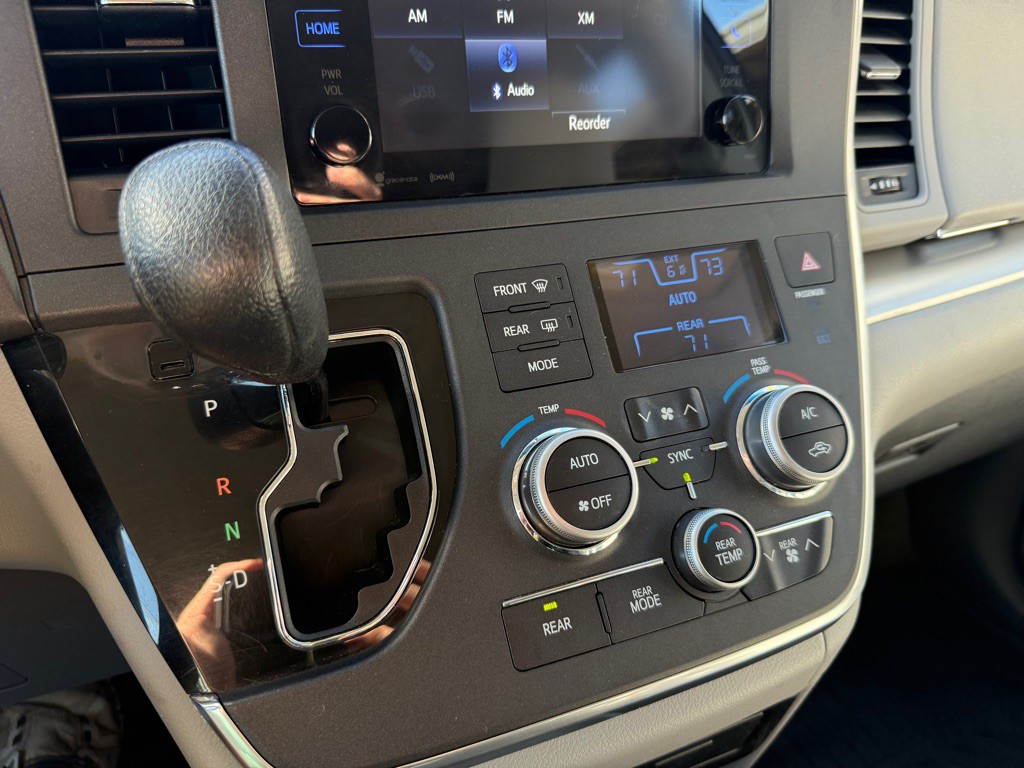 2017 Toyota Sienna Image 14