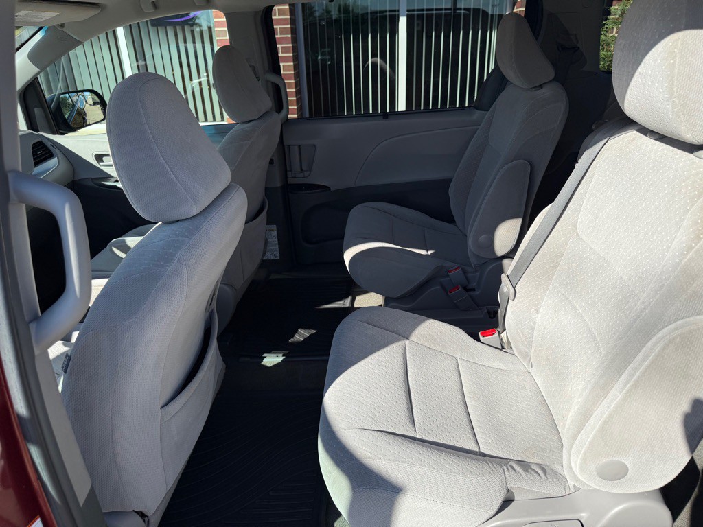2017 Toyota Sienna Image 19