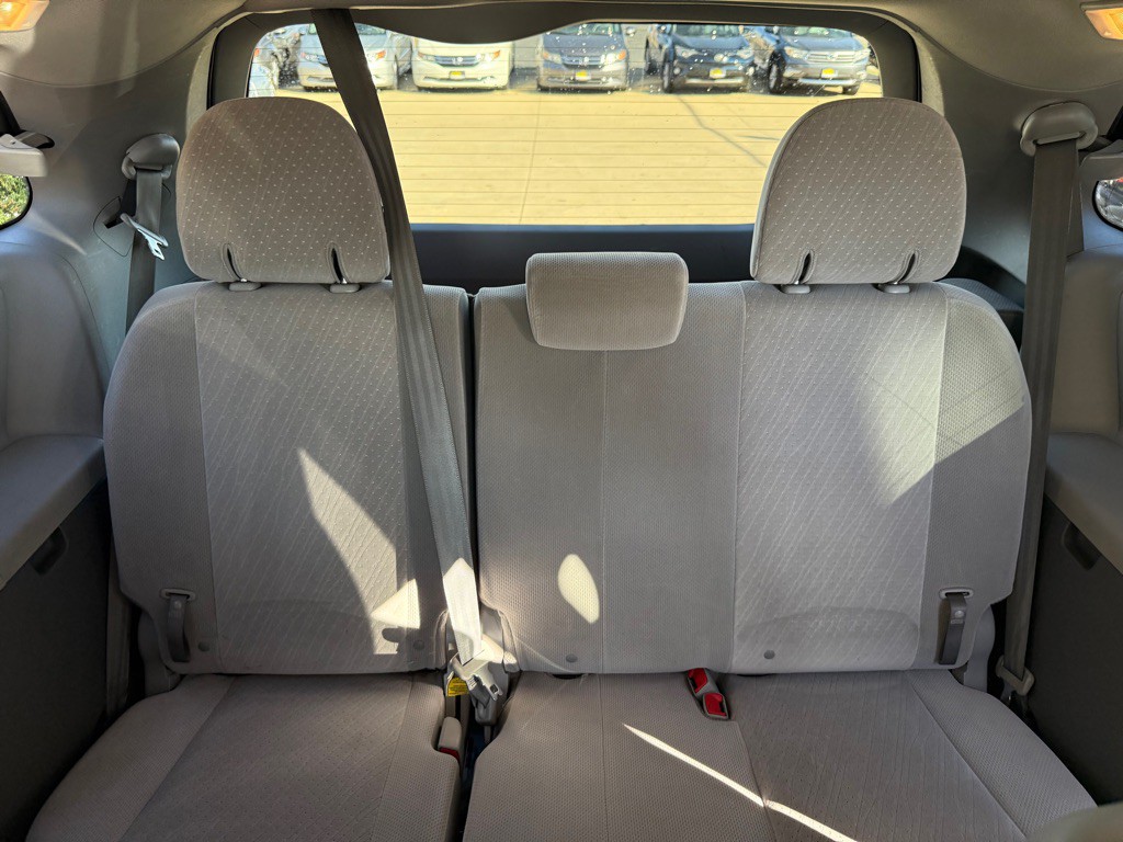 2017 Toyota Sienna Image 21