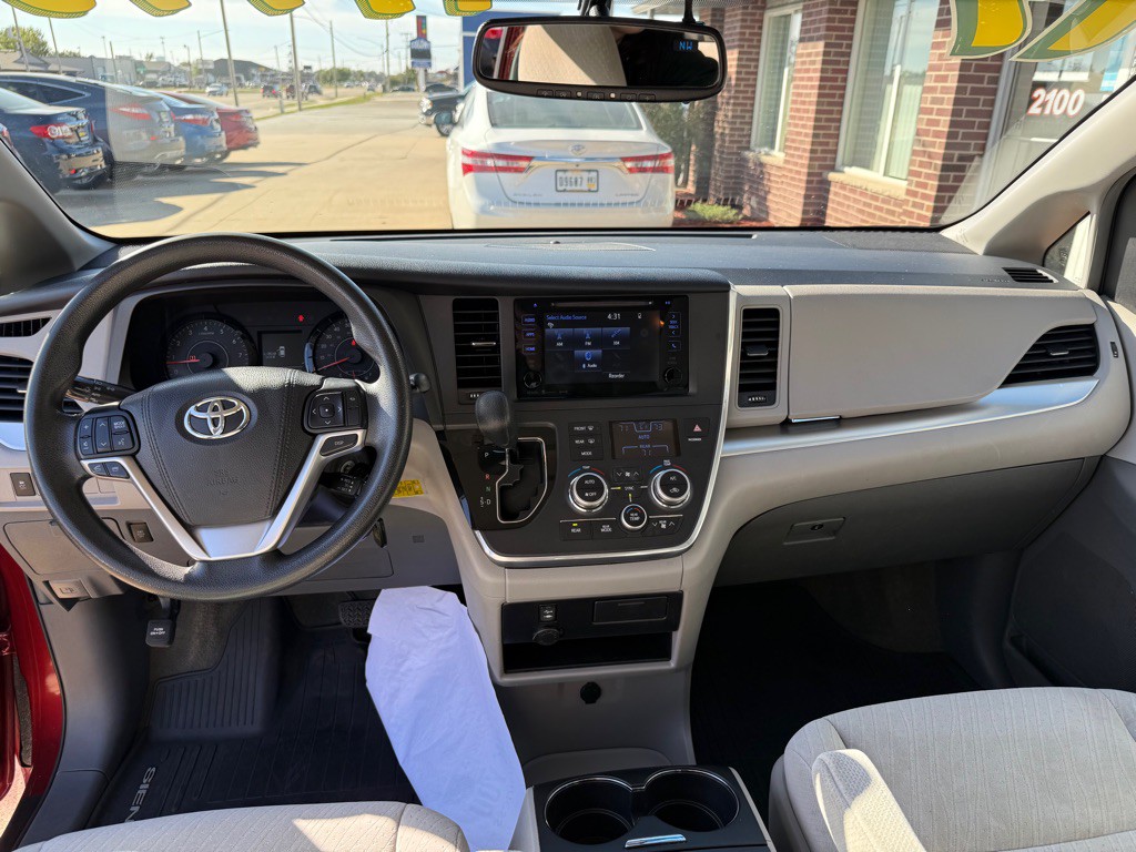 2017 Toyota Sienna Image 22