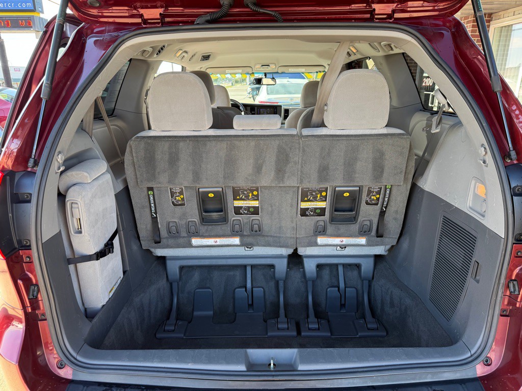 2017 Toyota Sienna Image 23