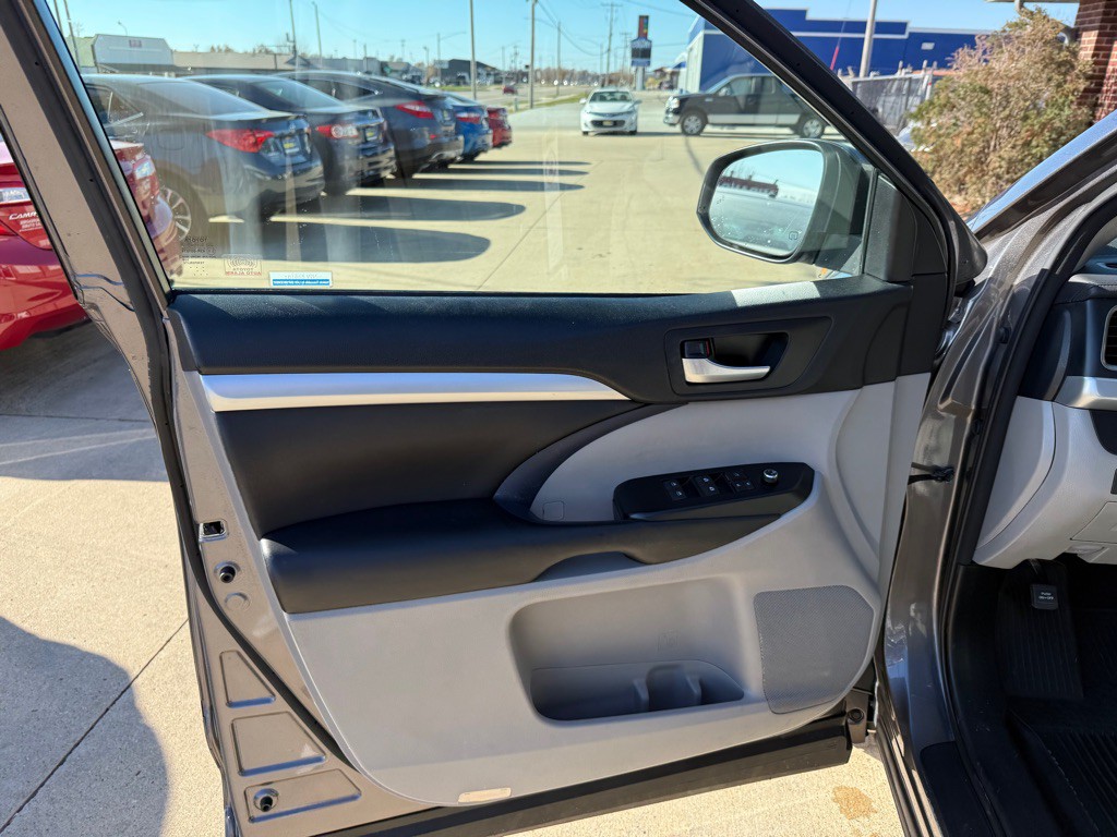 2017 Toyota Highlander Image 8