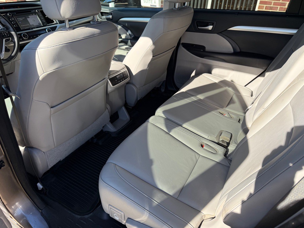 2017 Toyota Highlander Image 19