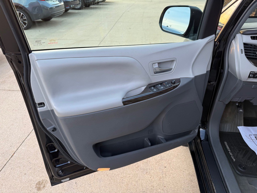2016 Toyota Sienna Image 8