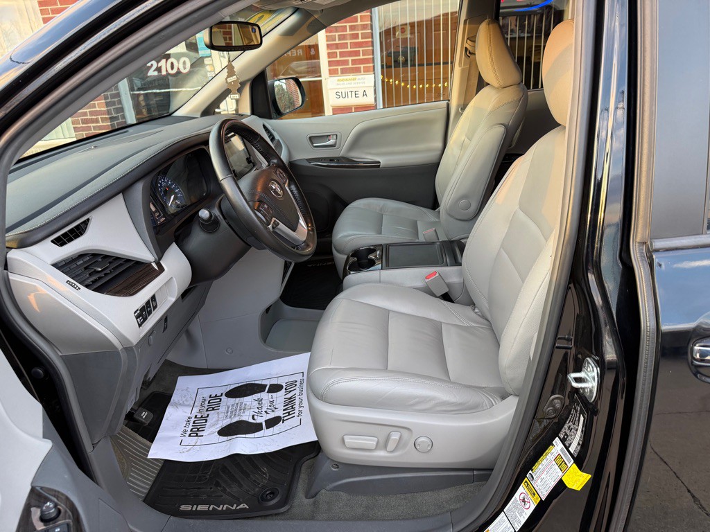 2016 Toyota Sienna Image 9