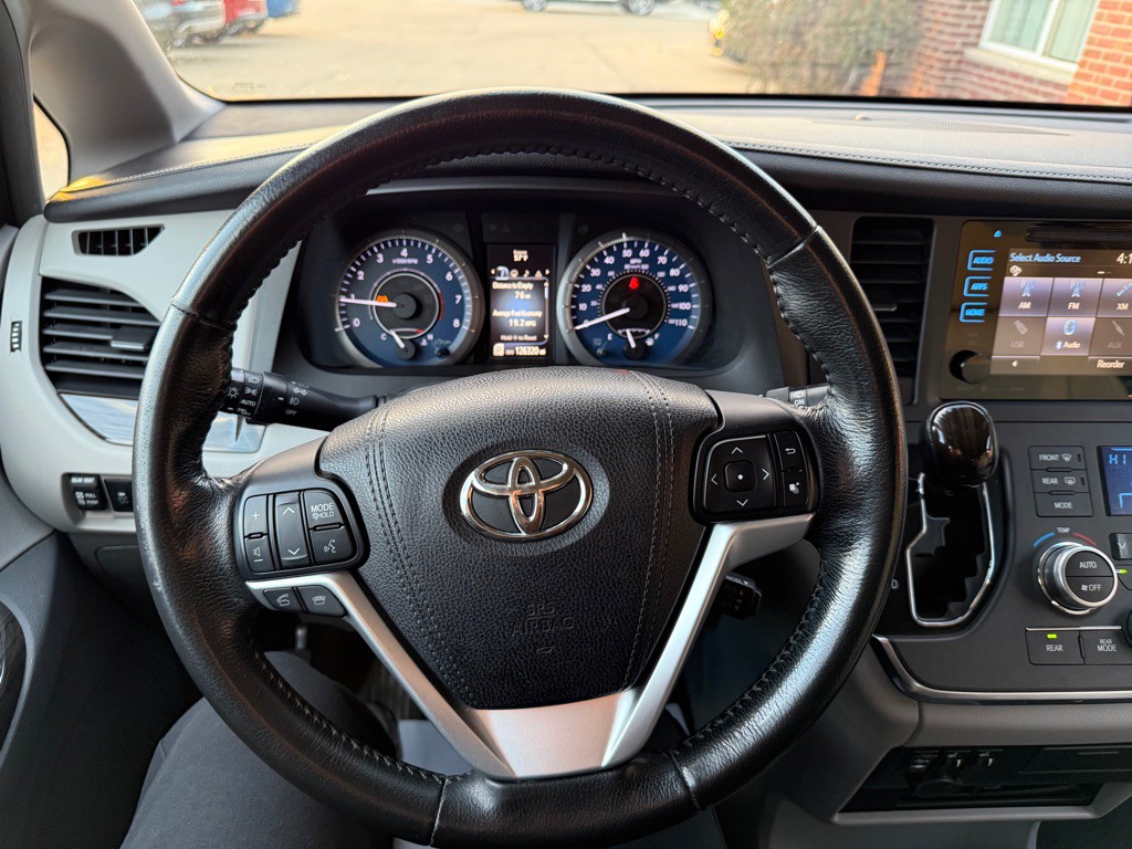 2016 Toyota Sienna Image 10