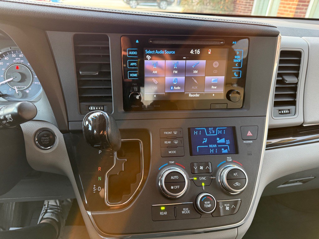 2016 Toyota Sienna Image 12